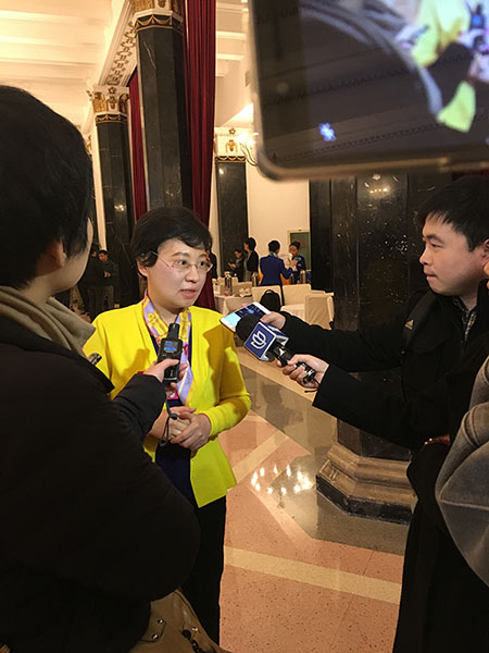热烈祝贺集团董事长樊芸出席2016年全国两会凯旋归来